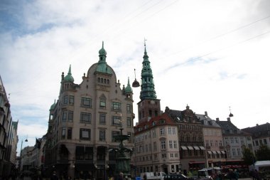 COPENHAGEN, DENMARK - 21 Eylül 2017: Orta Kopenhag 'da parçalı bulutlu bir gökyüzü altında tarihi binaları ve kuleleri olan Hojbro Plads' ın mimari manzarası. Yüksek kalite fotoğraf