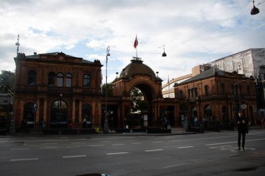 COPENHAGEN, DENMARK - 21 Eylül 2017: Parçalı bulutlu bir gökyüzü altında tarihi mimari ve bayraklarla Tivoli Bahçeleri eğlence parkının ana girişinin ön görüntüsü. Yüksek kalite fotoğraf