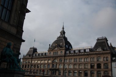 COPENHAGEN, DENMARK - 21 Eylül 2017: Bulutlu gökyüzü altında süslü ve merkezi kubbeli tarihi Magasin du Nord mağazasının görüntüsü. Yüksek kalite fotoğraf