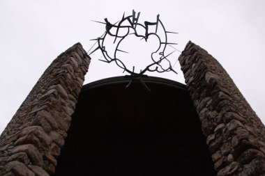 DACHAU, GERMANY - 25 Kasım 2017: Dachau toplama kampındaki Uluslararası Anıtın görüntüsü acı ve mahkumiyeti sembolize eden dikenli tel heykel. Yüksek kalite fotoğraf