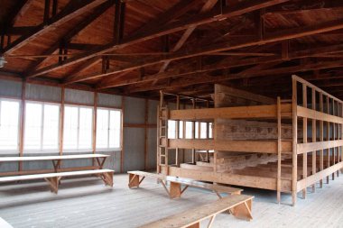 DACHAU, GERMANY - 25 Kasım 2017: Dachau toplama kampı anıtındaki yeniden inşa edilmiş esir kışlası ahşap ranzalar ve banklar. Yüksek kalite fotoğraf