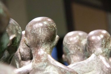 DACHAU, GERMANY - 25 Kasım 2017: Dachau Toplama Kampı Anıt Müzesi 'ndeki soyut insan şeklindeki heykel grubunun ortak acı ve hafızayı yansıtan görüntüsü. Yüksek