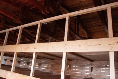 DACHAU, GERMANY - 25 Kasım 2017: Dachau toplama kampı anıtı alanındaki esir kışlasının içindeki yeniden inşa edilmiş ahşap ranzaların yakın çekimi. Yüksek kalite fotoğraf