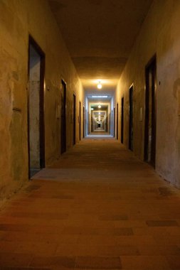 Dachau, Almanya - 25 Kasım 2017: Dachau toplama kampı anıtı içinde birden fazla kapalı hücre kapısı olan hapishane koridoru. Yüksek kalite fotoğraf