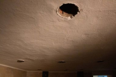 DACHAU, GERMANY - 25 Kasım 2017: Eski Dachau toplama kampındaki gaz odasının iç tavan görüntüsü, soykırım sırasında kullanılan havalandırma açıklarını gösteriyor. Yüksek kalite fotoğraf