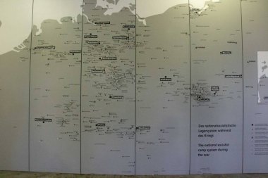 DACHAU, GERMANY - 25 Kasım 2017: Dachau toplama kampı anıtında sergilenen Nazi toplama kamplarının ve alt kamplarının yerini gösteren harita. Yüksek kalite fotoğraf