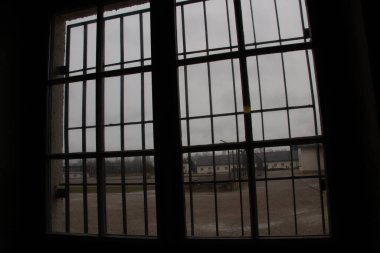 DACHAU, GERMANY - 25 Kasım 2017: Dachau toplama kampı anıt alanındaki kamp alanlarına bakan parmaklıklardan bak. Yüksek kalite fotoğraf