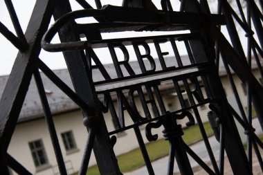 DACHAU, GERMANY - 25 Kasım 2017: Dachau toplama kampı anıtı girişinde Arbeit macht frei yazısıyla tarihi demir kapıdan bakın. Yüksek kalite fotoğraf