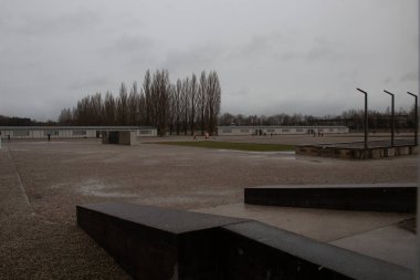 DACHAU, GERMANY - 25, 2017 NOVEMBER: Dachau toplama kampı anıt alanı ile eski kışla alanı üzerinde görüntüleyin. Yüksek kalite fotoğraf