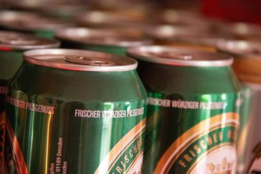 WASSERBURG, ALMANY - 3 Haziran 2017: Yeşil dizaynlı Goesser bira kutularının yakın çekim görüntüsü, satış veya depolama için düzenlenmiştir. Yüksek kalite fotoğraf