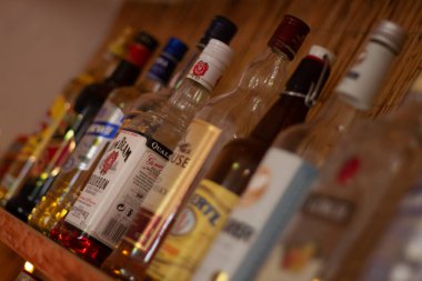 WASSERBURG, ALMANY - 3 Haziran 2017: Bir barda ya da ev ortamında ahşap bir rafa yerleştirilmiş çeşitli içki şişeleri. Yüksek kalite fotoğraf