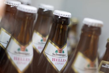 WASSERBURG, ALMANY - 3 Haziran 2017: Birkaç şişe Schweiger Helles birasını beyaz kapaklı ve damgalı olarak ihraç etmek. Yüksek kalite fotoğraf