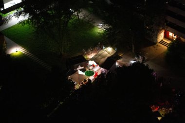 MUNICH, GERMANY - 26 Mayıs 2017: HSH yatakhanesinin çatısından görülen aydınlatılmış öğrenci evleri ile Öğrenci Freimann 'ın gece görüşü. Yüksek kalite fotoğraf