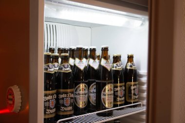 WASSERBURG, ALMANY - 3 Haziran 2017: Schwaelbchen ve Zunft Koelsch marka biralarla dolu bir buzdolabının içine yakın çekim görüntüsü, parlak buzdolabının altındaki metal bir rafa dizilmiş