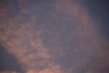 ChatGPT der ki: alacakaranlıkta hafif aydınlık bulutlar pembeden maviliğe geçiş eğilimindedir. Yüksek kalite fotoğraf