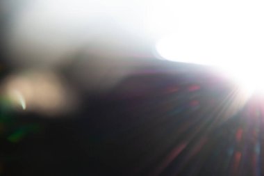 Güneş ışığı, parlak mercekli ve gölgeli iç mekânlı kemerli pencerenin içinden parlıyor. Yüksek kalite fotoğraf