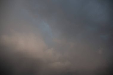 Güney Almanya 'da, yumuşak akşam ışığında, ormanlık dağların puslu tabakaları uzaklığa doğru kayboluyor. Yüksek kalite fotoğraf