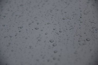 Yağmurlu havalarda cam yüzeydeki su damlacıklarının yakın görüntüsü. Yüksek kalite fotoğraf