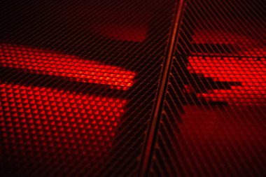 Düşük ışıkta ızgara desenli kırmızı ışıklı metal zemin. Yüksek kalite fotoğraf