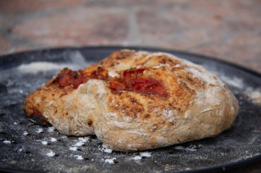 Köy tuğlasının önünde, pizza taşının üstünde domates soslu fırında ekmek. Yüksek kalite fotoğraf