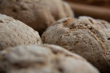 İki çiğ ekmek somunu, fırının yüzeyine yerleştirilmiş, düşük ışıkta, pişirilmeye hazır. Yüksek kalite fotoğraf