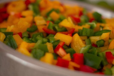 Metal kasede rengarenk dolmalık biberler pişirmeye hazır. Yüksek kalite fotoğraf