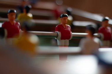 Kırmızı takım oyuncusu figürleriyle sığ saha derinliğindeki langırt masasına yakın çekim. Yüksek kalite fotoğraf