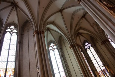 COLOGNE, ALMANY - 29 Aralık 2017: Köln Katedrali 'nin iç manzarası yüksek Gotik tavanları ve boyalı camları gösteriyor. Yüksek kalite fotoğraf