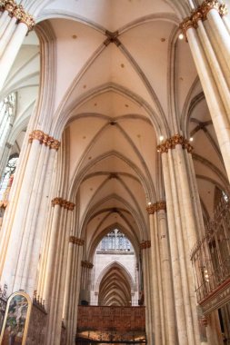COLOGNE, ALMANY - 29 ARALIK 2017: Köln Katedrali 'nin arka planda yükselen gotik kemerleri ve aydınlatılmış sunağı olan merkezi havası. Yüksek kalite fotoğraf