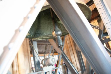 COLOGNE, ALMANY - 29 Aralık 2017: Çelik destek yapılarıyla çevrili Köln Katedrali 'nin çanlarından birinin yakın görüntüsü. Yüksek kalite fotoğraf