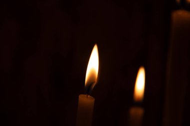 COLOGNE, ALMANY - 29 ARALIK 2017 Köln Katedrali 'nin karanlığında yakılan mumlar dua ve anıları simgeliyor. Yüksek kalite fotoğraf