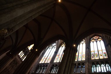 COLOGNE, ALMANY - 29 ARALIK 2017 Köln Katedrali 'nin iç manzarası yüksek Gotik tavan ve aydınlatmalı cam pencereler. Yüksek kalite fotoğraf