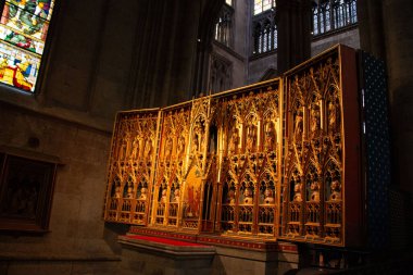 COLOGNE, Almanya - 29 ARALIK 2017: Köln Katedrali 'nin içindeki dini figürlerin yer aldığı sunak taşı, vitraylı pencerelerden gelen yan ışıkla aydınlatıldı. Yüksek kalite fotoğraf