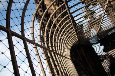 COLOGNE, ALMANY - 29 ARALIK 2017: Arka planda gotik kuleler ve mavi gökyüzü ile Köln Katedrali 'nin tepesindeki koruyucu metal kafes geçidine bakın. Yüksek kalite fotoğraf