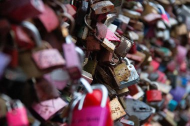 COLOGNE, Almanya - 29 Aralık 2017 Köln 'deki Hohenzollern Köprüsü çitlerine kazınmış renkli aşk kilitleri. Yüksek kalite fotoğraf