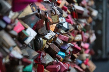 COLOGNE, Almanya - 29 Aralık 2017 Köln 'deki Hohenzollern Köprüsü çitlerine kazınmış renkli aşk kilitleri. Yüksek kalite fotoğraf