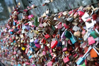 COLOGNE, Almanya - 29 Aralık 2017 Köln 'deki Hohenzollern Köprüsü çitlerine kazınmış renkli aşk kilitleri. Yüksek kalite fotoğraf