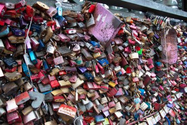 COLOGNE, Almanya - 29 Aralık 2017 Köln 'deki Hohenzollern Köprüsü çitlerine kazınmış renkli aşk kilitleri. Yüksek kalite fotoğraf
