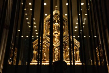 COLOGNE, Almanya - 29 ARALIK 2017 Köln Katedrali içindeki Üç Kralın Altın Tapınağı sıcak iç aydınlatma altında demir parmaklıklar ardında görülüyor. Yüksek kalite fotoğraf