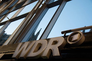 Mavi gökyüzünü ve mimariyi yansıtan bir bina. Yüksek kalite fotoğraf