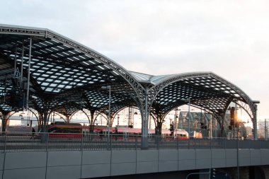COLOGNE, Almanya - 29 Aralık 2017: Eğri çelik ve cam çatı altında bölgesel trenler ile Köln Merkez İstasyonu gündüz görüşü. Yüksek kalite fotoğraf