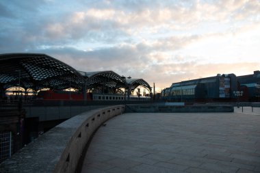 COLOGNE, Almanya - 29 Aralık 2017: Hohenzollern Köprüsü 'nden gün batımında Köln Merkez İstasyonu ve tren platformlarının görüntüsü. Yüksek kalite fotoğraf