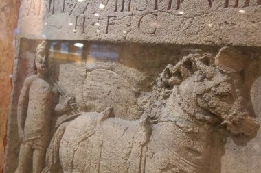 COLOGNE, GERMANY - 29 Aralık 2017: Köln 'deki Roma-Alman Müzesi' nde sergilenen at arabası ve insan figürlerini tasvir eden antik Roma taş tasviri. Yüksek kalite fotoğraf