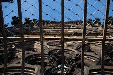 COLOGNE, GERMANY - 24 Haziran 2024: Köln Katedrali 'nin kubbeli tavanı, Gotik kemerleri ve gündüz vitray pencereleri ile iç görünümü. Yüksek kalite fotoğraf