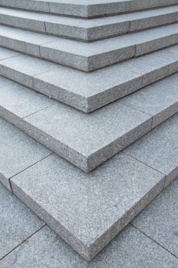 ChatGPT: Kentsel mimaride güçlü perspektif ve geometrik yinelemeye sahip granit basamaklara dikey bakış. Yüksek kalite fotoğraf