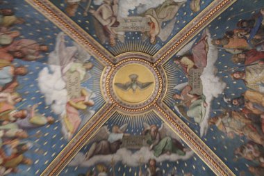 MÜZİK, GERMANE - 24 HAZİRAN 2025: dekoratif tavan freski Kutsal Ruh 'u Münih' teki Theatinerkirche 'in içindeki melekler tarafından sarılmış bir güvercin olarak tasvir ediyor. Yüksek kalite fotoğraf