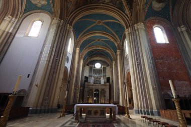 ChatGPT: MUNICH, GERMANY - 24 Haziran 2025: Mavi kemerli tavan, kemerli pencereler ve ana sunak ile St. Ludwig Kilisesi 'nin merkez nehri. Yüksek kalite fotoğraf