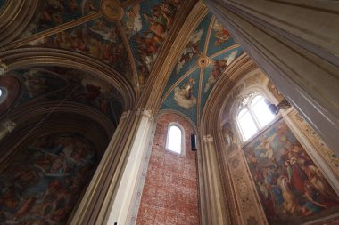 MUNICH, Almanya - 24 Haziran 2025: St. Ludwig kilisesinin içindeki boyalı kasa ve kemerli pencerelerin ayrıntılı görüntüsü. Yüksek kalite fotoğraf