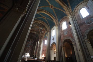 MUNICH, Almanya - 24 Haziran 2025: Mavi tırtıklı tavan, kemerli pencereler ve doğal ışıkla aydınlatılmış sunak Ludwigskirche Mağarası. Yüksek kalite fotoğraf