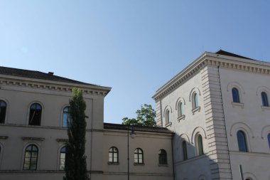MUNICH, GERMANY - 24 Haziran 2025: Mavi gökyüzü ve klasik mimarisi ile tarihi LMU ana binasının dış görünüşü. Yüksek kalite fotoğraf